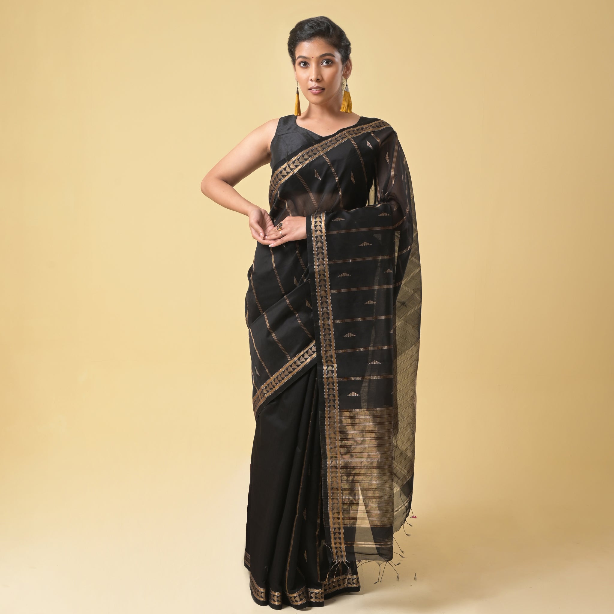 Black Maheshwari Handwoven Silk Cotton Jari Booti Pallu