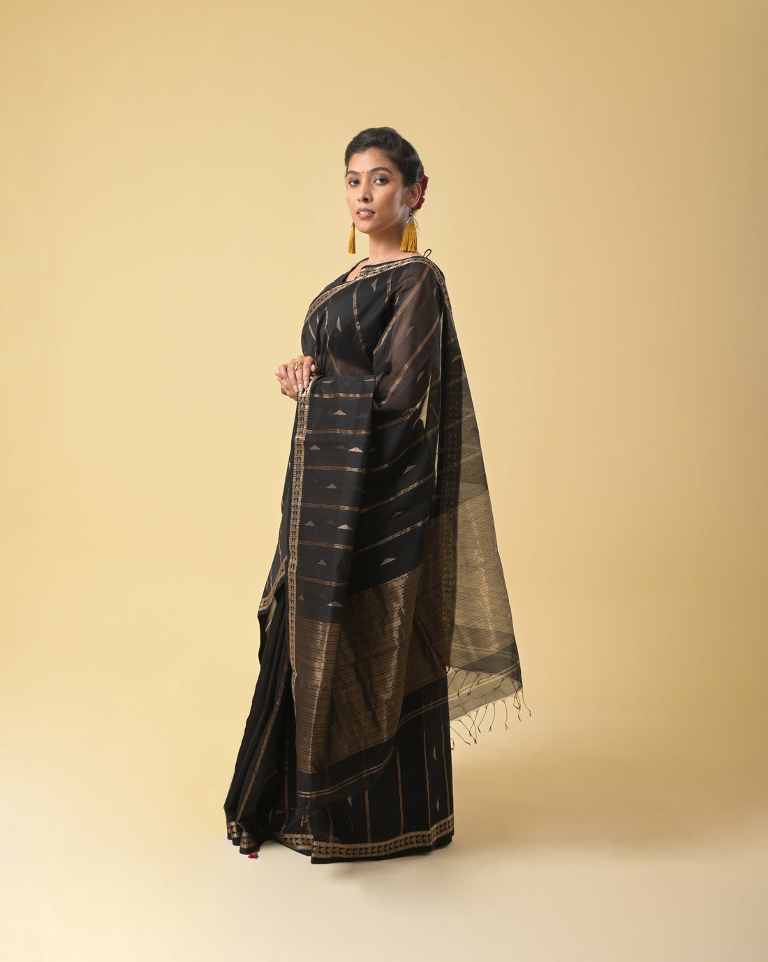 Black Maheshwari Handwoven Silk Cotton Jari Booti Pallu