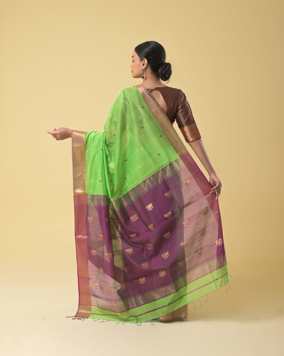 Lime Green Maheshwari Handwoven Jari Flower Booti Pallu