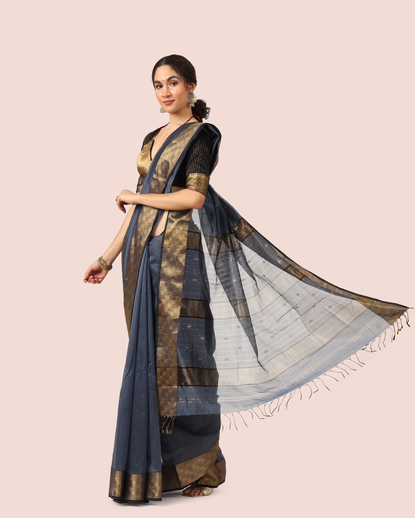 Dark grey Maheshwari Handwoven Jari Butti Pallu